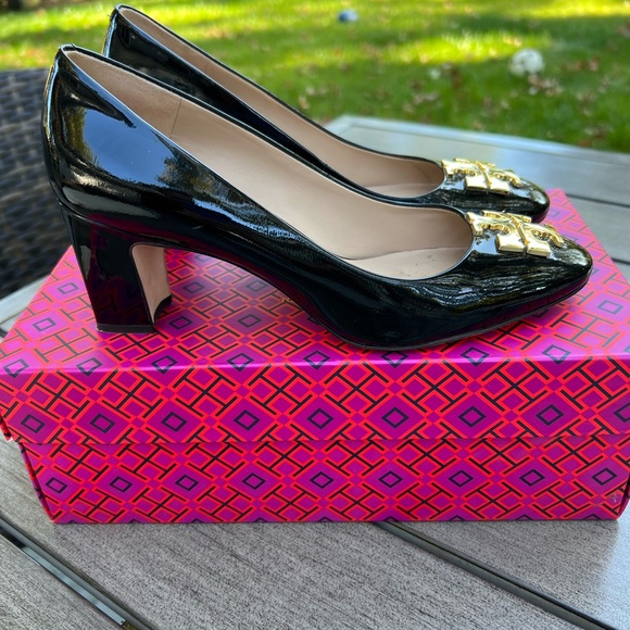 Tory Burch Raleigh 70MM Pump. Black Patent Leather. Gold Medallion. Size 7.5 EUC - Picture 5 of 9